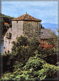 Manjsa trdnjavica z balkonom brez dna za zlivanje olja in tevilnimi pukarnicami